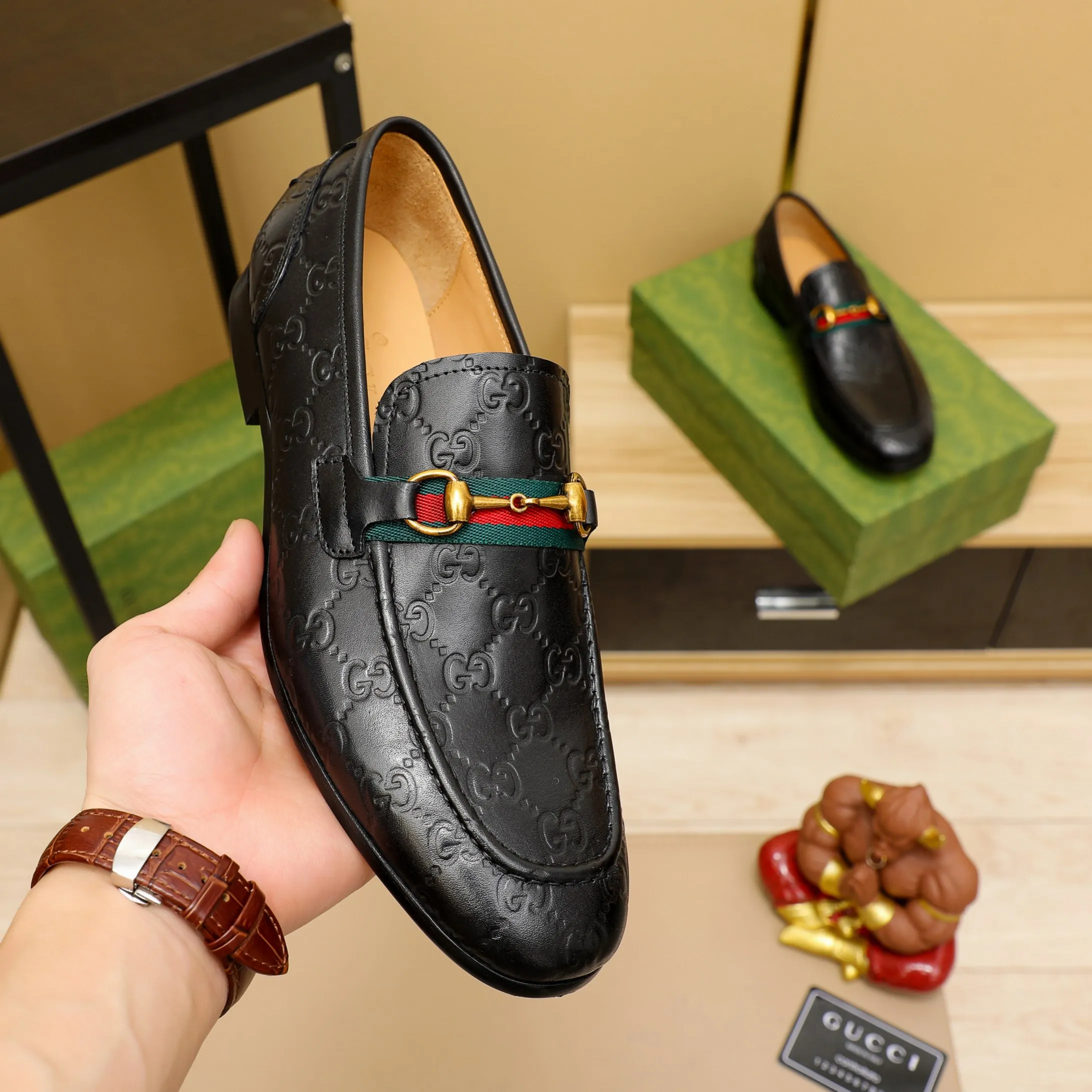 p480 GUCCI 2021 men’s latest casual leather shoes👞! Available at counters simultaneously! A one-to-one replica of the original. All imported top layer calfskin. The interior is made of top-grade cowhide, and the original factory-supplied rubber outsole is used. Leading new fashion concepts. Black, brown, matching sizes: 38-45